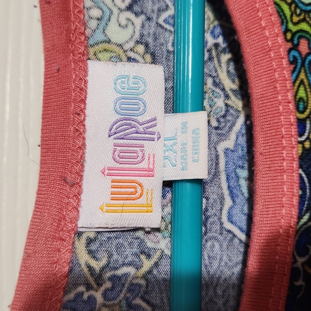 LuLaRoe Multicolor Paisley Raglan Top RANDY - Picture 2 of 4